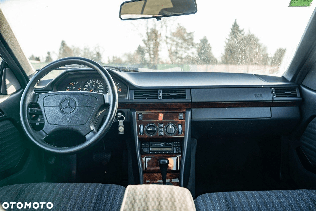 Mercedes-Benz Klasa E zdjęcie 20